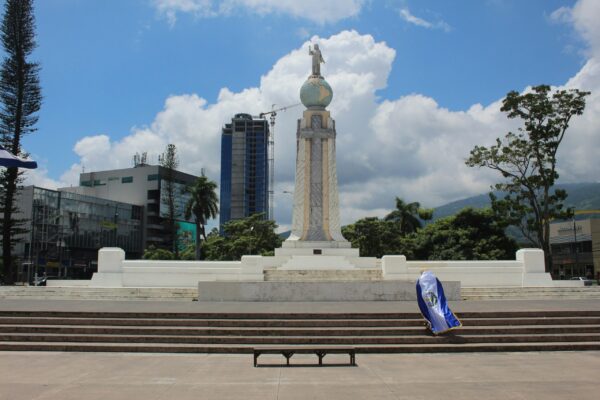 San Salvador: Sparkling & modern - Image 5